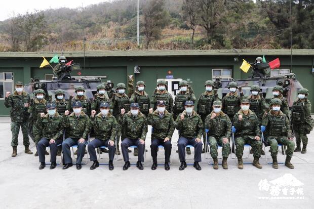 嚴部長與官兵合影,代表三軍統帥蔡總統向大家祝賀新年