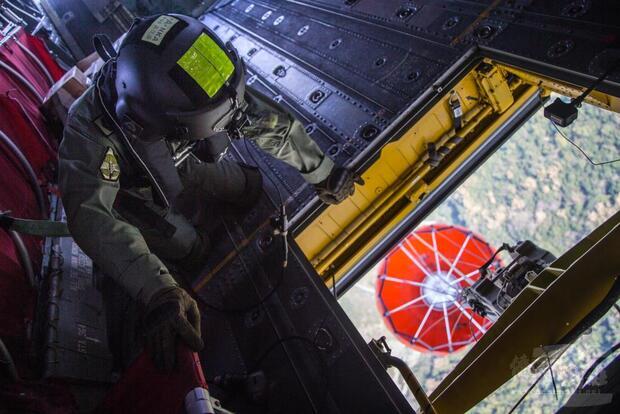 機工長在機艙內,時刻關注水袋狀況。