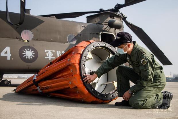 機工長在飛行前檢查水袋。