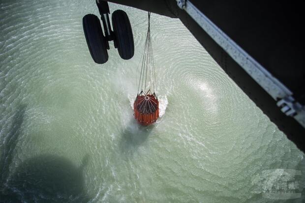 任務機在曾文水庫汲水。