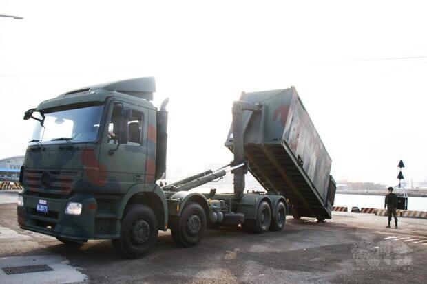 陸軍第10軍團第52工兵群日前實施「給水站開設」移地訓練。