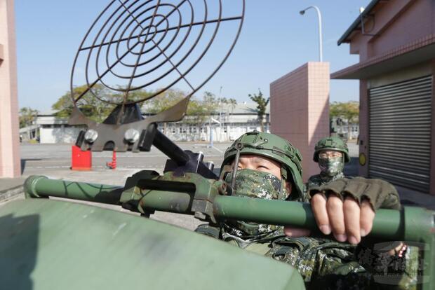 官兵操作雙聯裝20公厘機砲，模擬對目標實施射擊。