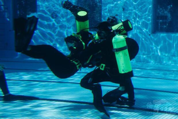 任毅、任婕模擬於水中遭受攻擊。