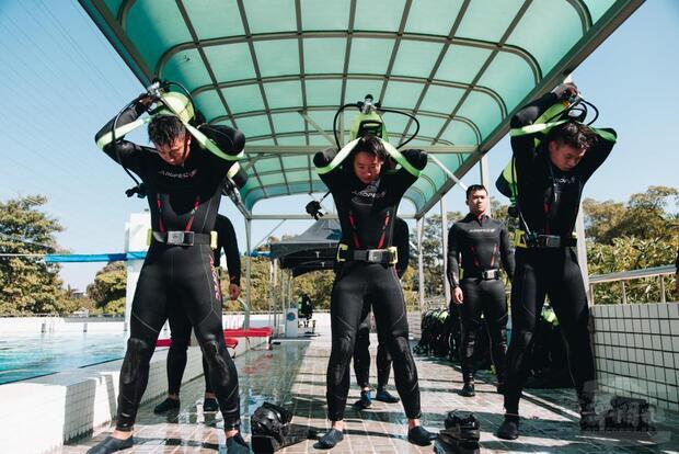 不論性別，都必須扛起重約20公斤的潛水裝備。