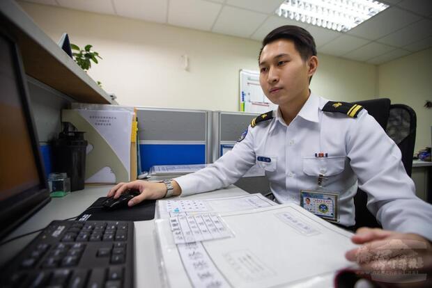 「漫繪海軍」作者黃旻軒中尉,負責單位內後勤相關業務。