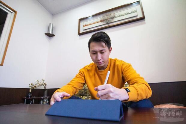 黃旻軒利用假日時間精進自我繪畫技巧。