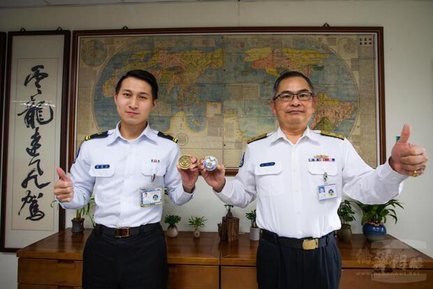 保指部指揮官龍少將與黃旻軒所設計的紀念幣一同合照。