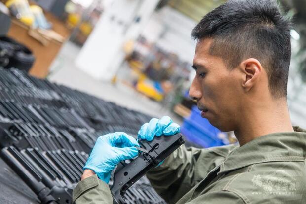 兵器所輕兵器翻修作業，將全槍細部分解，並針對每一項料件逐一檢查。