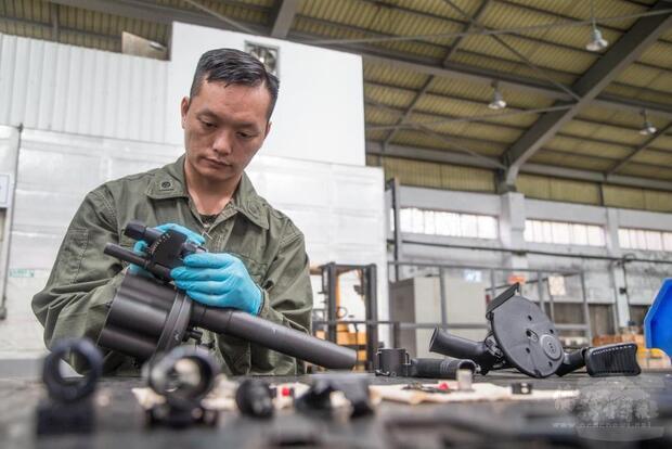 兵器所輕兵器翻修作業，均按程序、步驟、要領執行。