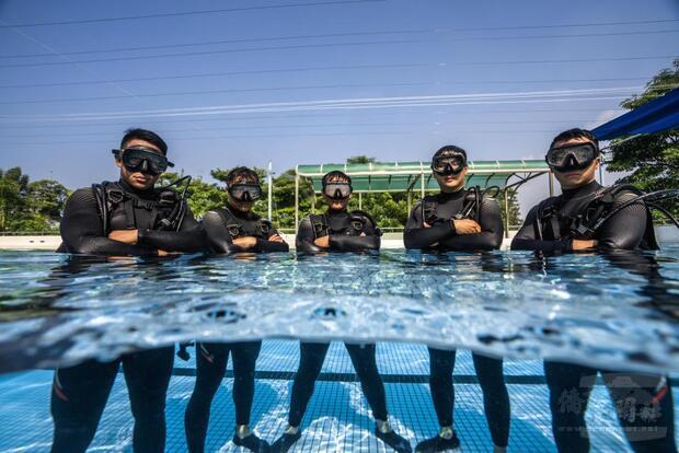 海軍水下作業大隊成員，需要具備強大的潛水能量。