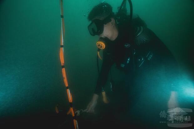 在海底實施裝藥，必須克服能見度低、水壓強的環境。