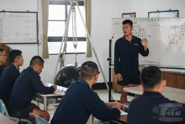 教官帶領學員們認識各式彈體及特性。