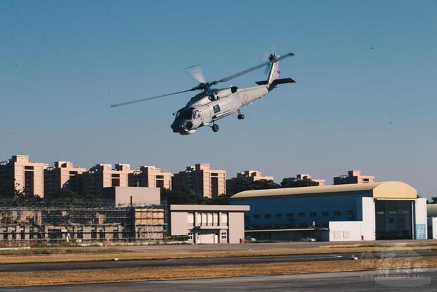 飛行員執行S-70C滯空科目操演。