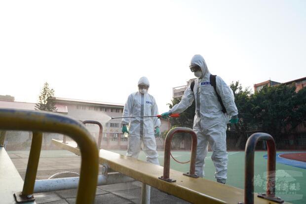 陸軍33化學兵群上午於中壢及平鎮區的36所學校內執行消毒任務。