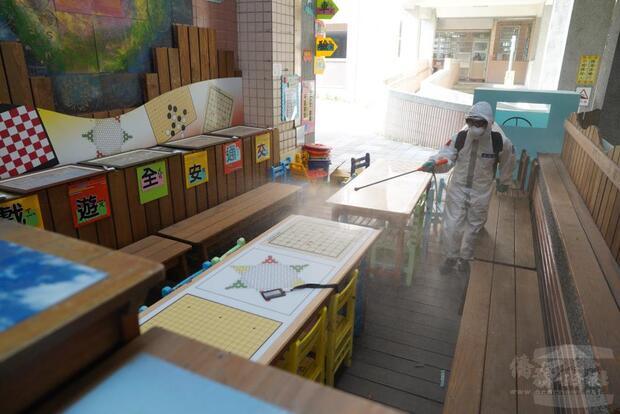 陸軍33化學兵群上午於中壢及平鎮區的36所學校內執行消毒任務。