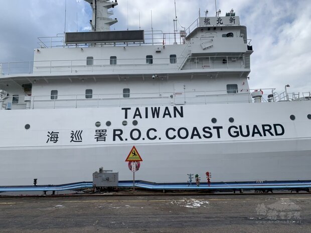 海巡署公布艦艇新塗裝，加上「TAIWAN」字樣，以便執法時加強國際辨識度。圖為新北艦更新後的塗裝。
