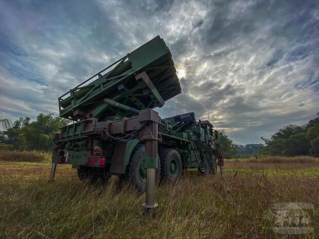 陸軍43砲指部火箭連「雷霆2000多管火箭」系統。
