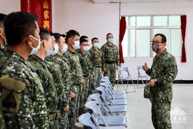 傅指揮官勉勵學員扎實訓練戮力以赴。（陸軍第8軍團提供）