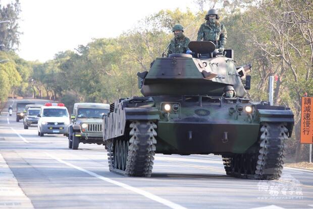 M41D戰車實施自力機動返回營區。