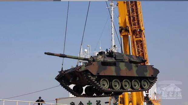 M41D戰車實施卸載吊掛作業。