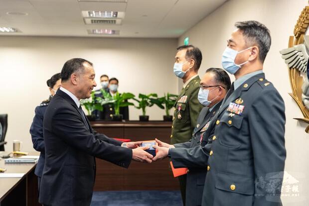 國防部長邱國正頒授屆退將官獎章與禮品，表彰軍旅貢獻。