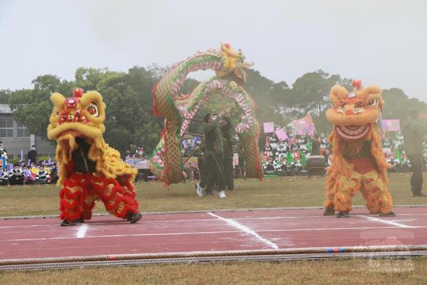 由官兵組成的龍獅獻瑞團隊慶祝裝訓部92週年隊慶。