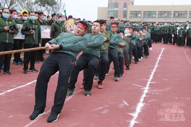 拔河決賽選手卯足全力競賽。