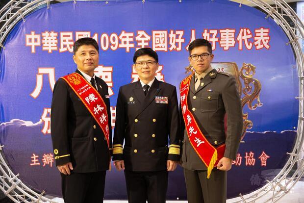 蘇支部陳林祥士官長（左）榮獲109年全國好人好事代表，也是鴻毅志願服務協會成員。