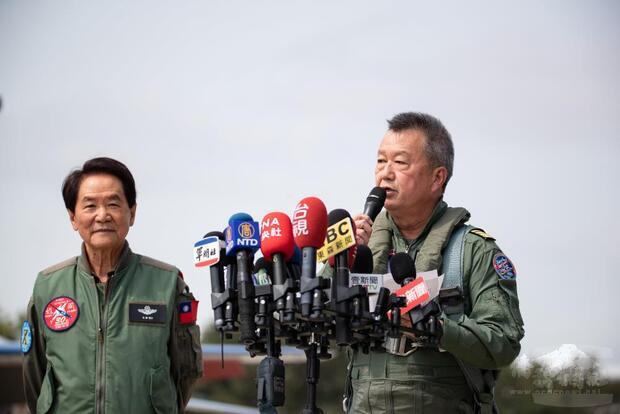 胡開宏（右）接受媒體採訪，左為IDF經國號首席試飛官吳康明。（軍聞社提供）