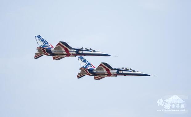 勇鷹號機新式高教機(編號11001、11002)首次公開同場亮相,並進行課目演練。(軍聞社提供)