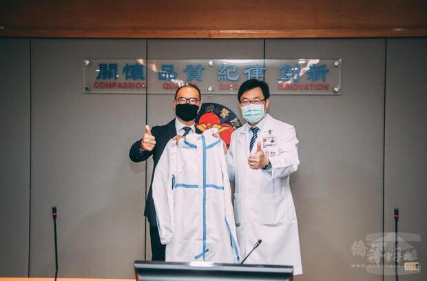 興采公司陳國欽董事長捐贈三總P3防護衣。(軍聞社提供)