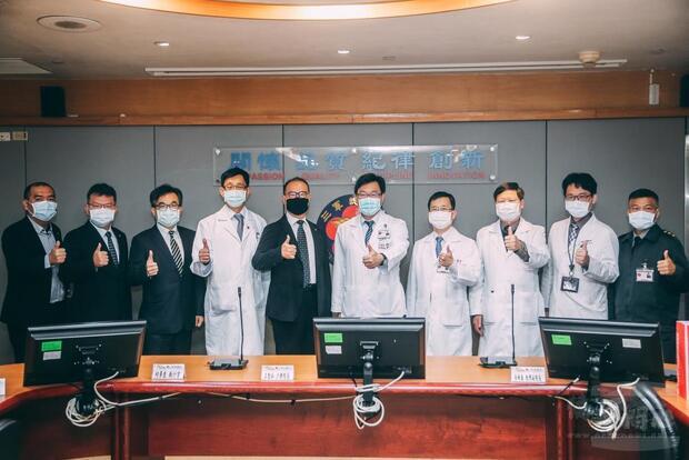 三總與興采公司人員合影。(軍聞社提供)