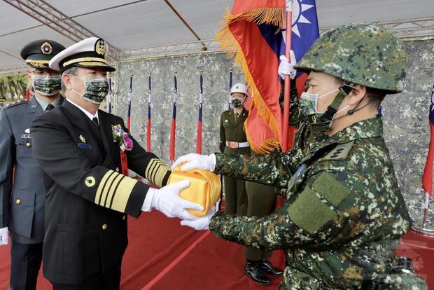 黃總長主持陸軍步兵109旅編成典禮，為編成單位授旗、授印。