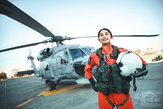 國防部8日在臉書指出，海軍反潛直升機隊過去長期都由男性擔任飛行員，但身為女性的許秀青上尉，日前已完成S-70C訓練，正式加入戰備。（軍聞社提供）