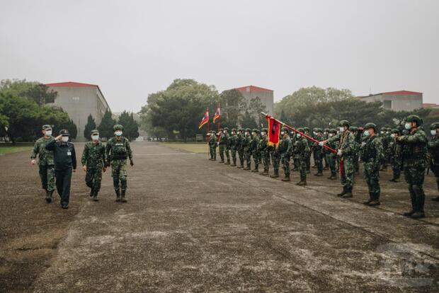 陸軍副司令王中將校閱部隊。