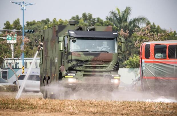 嘉義市民安7號演習中，陸軍第36化學兵群以重型消毒車進行災後環境復原任務。