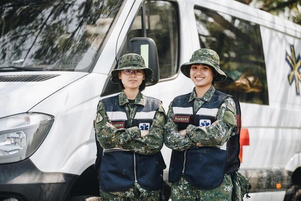 醫務組組長林詩涵少尉(圖右)強調,醫務組扮演著照護大家的角色。