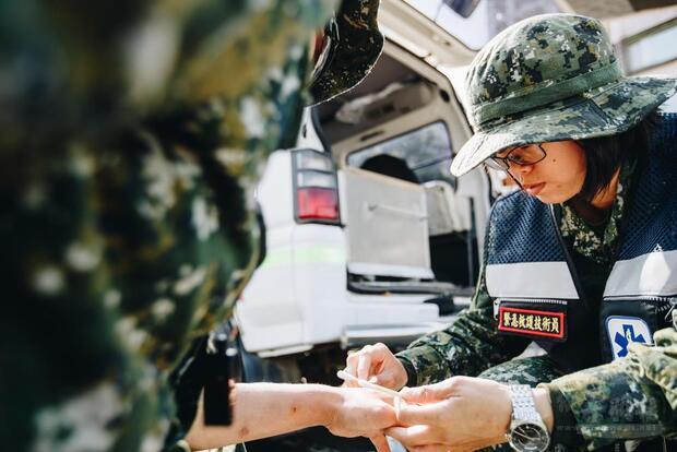 醫護組醫護士楊靜宜上士為官兵健康把關。