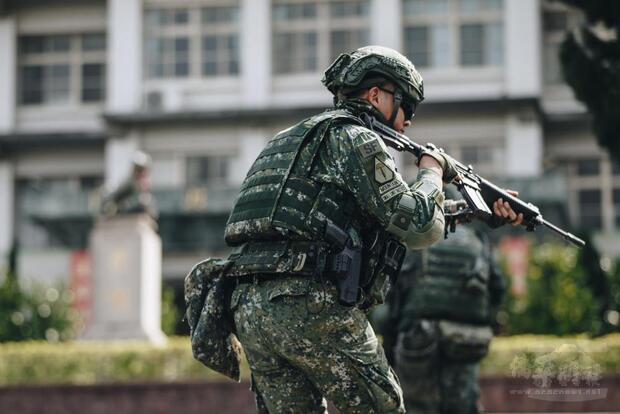 官兵執行反特攻作戰訓練