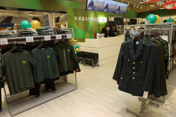 全台灣首座結合陸、海、空三軍的服裝供售站15日上午
在國防部本部旁大直福利站正式開幕,後續會依官兵需
求在全台設置15店面、3服務據點,並以機動巡迴車等
提供服務。