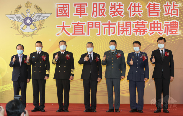 國防部「國軍服裝供售站-大直門市開幕典禮」15日舉
行,國防部長邱國正(中)、參謀總長黃曙光(左3)
、全聯董事長林敏雄(左1)與嘉裕公司副董事長陳伯
鏞(右1)等人剪綵後合影。