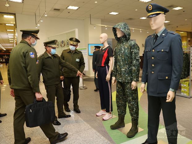 國軍與全聯、嘉裕西服合作推動軍用衣物撥補革新,首
座結合陸海空三軍的服裝供售站,15日在國防部旁大直
福利站開幕,國軍官兵參觀賣場。