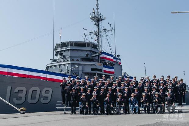 永德軍艦官兵與歷任艦長及重要幹部合影。