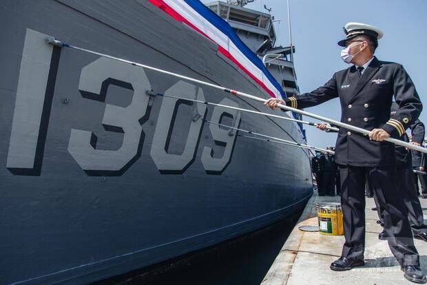 永德軍艦官兵刷除舷號。