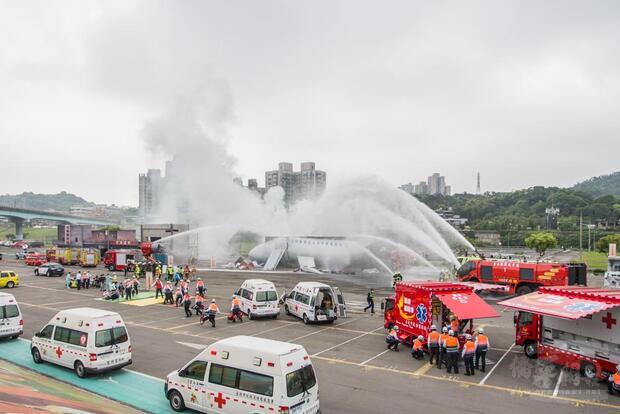 臺北市民安7號演習中，模擬空難事故發生，各單位投入搶救。