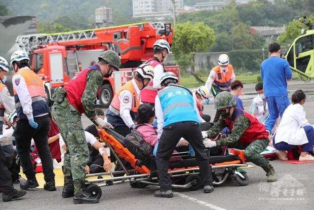臺北市民安7號演習中，國軍部隊協助傷患後送任務。