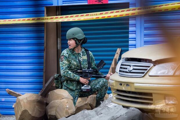 53工兵群官兵模擬探測土石流掩埋下，屋內生命反應並回報。