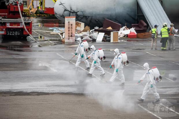 陸軍第33化學兵群官兵進行災後環境復原任務。