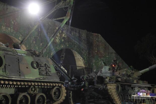 保修連官兵迅速前往搶修位置。