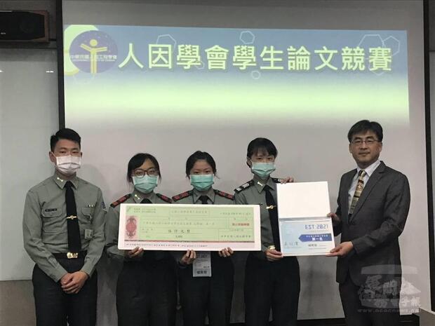 國防大學管理學院學生榮獲大學部學生論文競賽第一名殊榮。